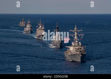 Le navi della Marina degli Stati Uniti assegnate al gruppo Ronald Reagan Carrier Strike e le navi della Japan Maritime Self-Defense Force navigano in formazione durante l'esercizio Keen Sword 21 26 ottobre 2020 nel Mare delle Filippine. Foto Stock