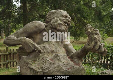 Statua di Krakonoš (Rübezahl) disegnata dallo scultore ceco Ladislav Šaloun (1908) nei Giardini di Smetanovy (Smetanovy sady) a Hořice, nella Boemia Orientale, Repubblica Ceca. Krakonoš è uno spirito folcloristico di montagna boema dei Monti Krkonoše. Foto Stock