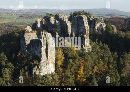Le formazioni rocciose di Hruboskalsko sono raffigurate dal punto panoramico di Jan (Janova vyhlídka) nella zona del paradiso boemo (Český ráj) vicino a Hrubá Skála, nella Boemia settentrionale, Repubblica Ceca. Foto Stock