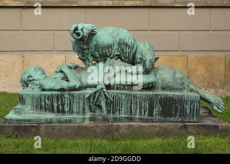 Morte Abel ucciso dal fratello Cain raffigurato come la statua di bronzo disegnata dallo scultore ceco Quido Kocián (1921) a Hořice, nella Boemia orientale, Repubblica Ceca. Foto Stock