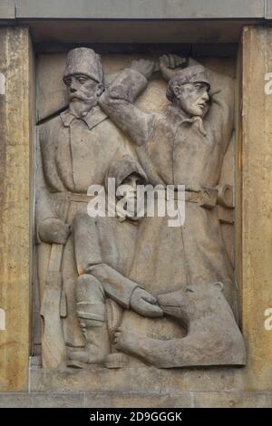 I Legionari cecoslovacchi combattono in Siberia durante la guerra civile russa raffigurata nel rilievo in arenaria dello scultore ceco Jan Vávra sulla Torre d'Indipendenza di Masarykova (Masarykova věž samostatnosti) a Hořice, nella Boemia orientale, nella Repubblica Ceca. La torre progettata dall'architetto ceco František Blažek (1925) non è mai stata completata. Foto Stock