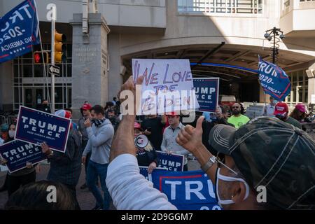 Philadelphia, Pennsylvania, Stati Uniti. 5 Nov 2020. Le folle si radunano fuori dal centro convegni di Philadelphia mentre le urne continuano a contare all'interno per determinare il vincitore delle elezioni presidenziali americane della Pennsylvania il 5 novembre 2020 a Philadelphia. Credit: Bryan Smith/ZUMA Wire/Alamy Live News Foto Stock