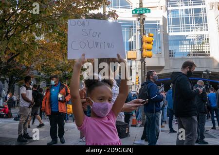 Philadelphia, Pennsylvania, Stati Uniti. 5 Nov 2020. Le folle si radunano fuori dal centro convegni di Philadelphia mentre le urne continuano a contare all'interno per determinare il vincitore delle elezioni presidenziali americane della Pennsylvania il 5 novembre 2020 a Philadelphia. Credit: Bryan Smith/ZUMA Wire/Alamy Live News Foto Stock