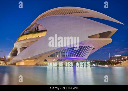 Foto del Palau de les Arts di Valencia a. l'ora blu Foto Stock