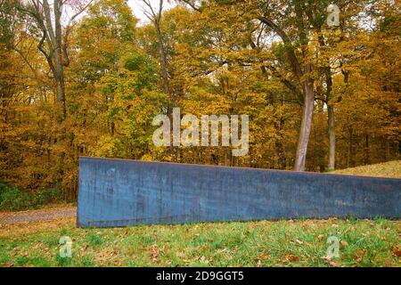 Una sezione della scultura a forchetta Schunnemunk di Richard Serra. Durante l'autunno, il colore dell'autunno al Storm King Art Center di New York. Foto Stock