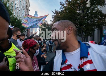 Philadelphia, Pennsylvania, Stati Uniti. 5 Nov 2020. Le folle si radunano fuori dal centro convegni di Philadelphia mentre le urne continuano a contare all'interno per determinare il vincitore delle elezioni presidenziali americane della Pennsylvania il 5 novembre 2020 a Philadelphia. Credit: Bryan Smith/ZUMA Wire/Alamy Live News Foto Stock