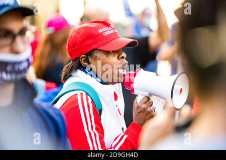 Philadelphia, Stati Uniti. 5 Novembre 2020. Un sostenitore pro-Trump al Philadelphia Convention Center. Due giorni dopo le elezioni presidenziali, Donald Trump ha citato in giudizio diversi stati per smettere di contare i voti espressi legalmente negli stati che si appoggiano a Joe Biden. Credito: Chris Baker Evens. Foto Stock