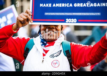 Philadelphia, Stati Uniti. 5 Novembre 2020. Un sostenitore pro-Trump al Philadelphia Convention Center. Due giorni dopo le elezioni presidenziali, Donald Trump ha citato in giudizio diversi stati per smettere di contare i voti espressi legalmente negli stati che si appoggiano a Joe Biden. Credito: Chris Baker Evens. Foto Stock