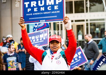 Philadelphia, Stati Uniti. 5 Novembre 2020. Un sostenitore pro-Trump al Philadelphia Convention Center. Due giorni dopo le elezioni presidenziali, Donald Trump ha citato in giudizio diversi stati per smettere di contare i voti espressi legalmente negli stati che si appoggiano a Joe Biden. Credito: Chris Baker Evens. Foto Stock