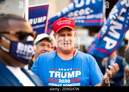 Philadelphia, Stati Uniti. 5 Novembre 2020. Un sostenitore pro-Trump al Philadelphia Convention Center. Due giorni dopo le elezioni presidenziali, Donald Trump ha citato in giudizio diversi stati per smettere di contare i voti espressi legalmente negli stati che si appoggiano a Joe Biden. Credito: Chris Baker Evens. Foto Stock