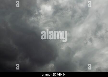 Tempesta drammatica, tempo piovoso e nuvoloso. Meteorologia naturale background.tempesta drammatica, pioggia e tempo nuvoloso. Sfondo meteorologico naturale. Hea Foto Stock