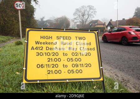 Denham, Regno Unito. 5 Novembre 2020. Accanto all'A412 è raffigurato un cartello di chiusura stradale HS2. Il primo ministro Boris Johnson ha informato che i lavori di costruzione possono continuare durante il secondo blocco nazionale del coronavirus, ma coloro che lavorano su progetti di costruzione sono tenuti ad aderire alle procedure operative del sito, comprese le linee guida per le distanze sociali, per contribuire a prevenire la diffusione del COVID-19. Credit: Mark Kerrison/Alamy Live News Foto Stock