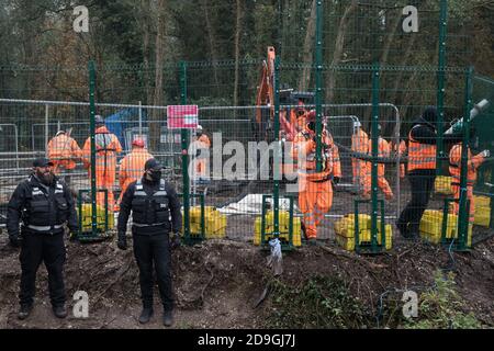 Denham, Regno Unito. 5 Novembre 2020. Gli agenti di applicazione e le guardie di sicurezza dell'HS2 monitorano i lavori di costruzione del ponte per il collegamento ferroviario ad alta velocità dell'HS2 a Denham Ford il primo giorno del secondo blocco nazionale del coronavirus. Il primo ministro Boris Johnson ha informato che i lavori di costruzione possono continuare durante il secondo blocco, ma coloro che lavorano su progetti di costruzione sono tenuti ad aderire alle procedure operative del sito, comprese le linee guida per le distanze sociali, per contribuire a prevenire la diffusione del COVID-19. Credit: Mark Kerrison/Alamy Live News Foto Stock