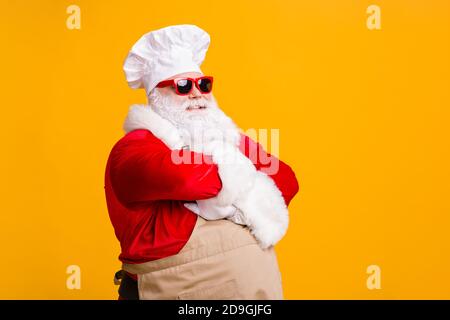 Foto girata di Fat babbo natale in cuisine Chef Headwear croce mani preparare x-mas tradizione natale festa notte indossare grembiule lucentezza luminosa isolata Foto Stock