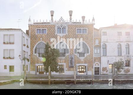 Facciata di Casa dei tre OCI o Casa di Maria, moderno palazzo neo-gotico nell'isola di Giudecca con raggi solari Foto Stock