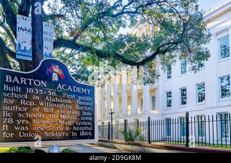 Un marcatore storico si trova fuori Barton Academy, che è stata la prima scuola pubblica in Alabama, 31 ottobre 2020, a Mobile, Alabama. Lo storico greco R. Foto Stock