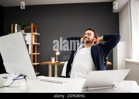 Relax e Lean Back in sedia da ufficio computer Foto Stock