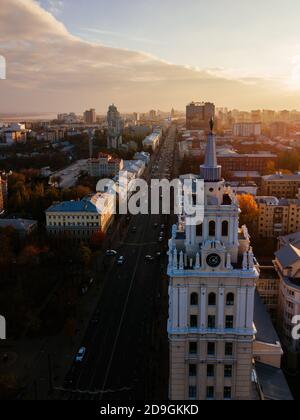 Sera autunno Voronezh, vista aerea. Torre di gestione della ferrovia sud-est e prospettiva di Rivoluzione Foto Stock