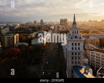 Sera autunno Voronezh, vista aerea. Torre di gestione della ferrovia sud-est e prospettiva di Rivoluzione Foto Stock