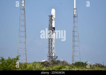 Kennedy Space Center, Stati Uniti. 05 novembre 2020. Un razzo SpaceX Falcon 9 è in fase di preparazione per il lancio dal complesso 40 presso la Cape Canaveral Air Force Station, Florida, giovedì 5 novembre 2020. Falcon potenzierà un satellite Global Positioning System per la US Space Force. Foto di Joe Marino/UPI Credit: UPI/Alamy Live News Foto Stock