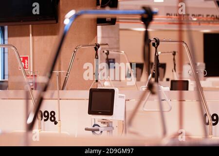 L'attrezzatura è vista nell'ospedale di campo temporaneo nello Stadio Nazionale di Varsavia, Polonia il 29 ottobre 2020. Primo Ministro Mateusz Morawiecki Tog Foto Stock