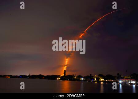 Melbourne Beach, Brevard County. Florida. STATI UNITI. 5 novembre 2020 SpaceX lancia "GPS III Space Vehicle 04" per l'esercito spaziale degli Stati Uniti dalla stazione dell'aeronautica di Cape Canaveral, Space Launch Complex 40 (SLC-40). Dopo la separazione della fase, la prima tappa del Falcon 9 atterrà sulla nave da guerra "of Course i Still Love You", che si trova nell'Oceano Atlantico. Credit: Julian Leek/Alamy Live News Foto Stock