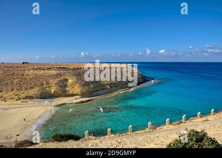 Agiba (Ageeba) significa ‘miracolo’ in arabo, e Agiba Beach, a circa 24 km a ovest di Marsa Matruh, è proprio questo. E' una piccola, spettacolare insenatura, accessibile Foto Stock