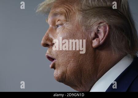 Washington, Stati Uniti. 05 novembre 2020. Il presidente Donald Trump fa una dichiarazione nella Brady Press Briefing Room alla Casa Bianca di Washington, DC giovedì 5 novembre 2020. Foto di Chris Kleponis/UPI Credit: UPI/Alamy Live News Foto Stock