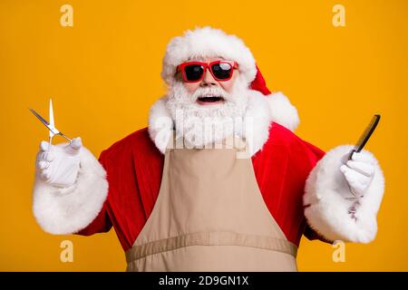 Primo piano ritratto di bella bella bella allegra allegria felice capelli grigi Santa indossare grembiule tenere in mani attrezzi coiffure salone di bellezza isolato luminoso Foto Stock