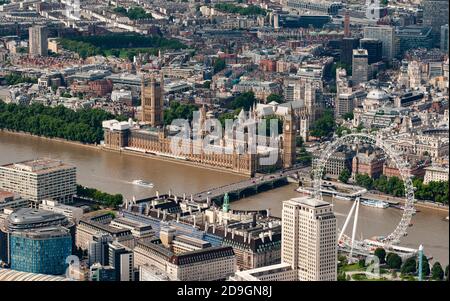 Vista aerea della Casa del Parilament dietro la Londra Ruota panoramica sul Tamigi nel centro di Londra Foto Stock