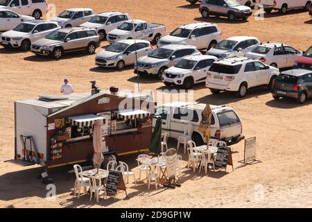 PORT ELIZABETH, SUDAFRICA - 01 novembre 2020: Il camion alimentare Wurst Wagen al parcheggio della spiaggia di Sardinia Bay. Si tratta di una popolare attrazione turistica nella Foto Stock