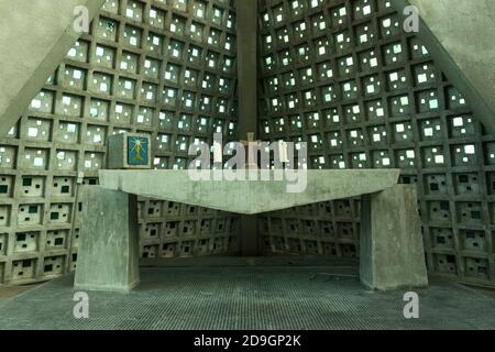 L'altare a Église Saint-Quentin (conosciuta come ET Chiesa) Foto Stock