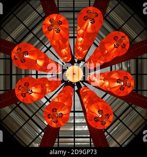 Colonne di lanterne rosse sospese in preparazione al festival cinese di Capodanno. Foto Stock