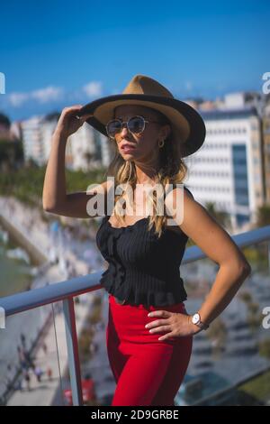 Bella donna caucasica bianca in piedi sul balcone del camera d'albergo con vista mare Foto Stock