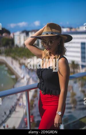 Bella donna caucasica bianca in piedi sul balcone del camera d'albergo con vista mare Foto Stock