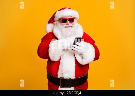 Ritratto della sua bella bella bella allegra messa a fuoco Santa utilizzando applicazione di chat per gadget del dispositivo 5g web service ordine di acquisto blogging isolato luminoso Foto Stock
