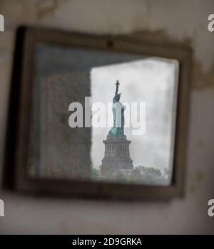 Se un immigrato è stato trovato per essere malato all'arrivo a Ellis Island, potrebbero avere questa vista dal bagno della stanza del paziente. Foto di Liz Roll Foto Stock