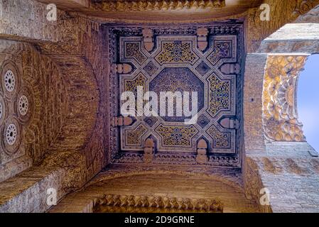 La porta attraverso la quale sono entrato nella moschea si apre sulla strada stretta tra le due moschee. Aveva due enormi colonne di marmo su entrambi i lati, wi Foto Stock