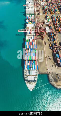 Vista aerea container nave che trasporta container in attività di importazione di esportazione logistica e trasporto internazionale con nave container nel mare aperto Foto Stock