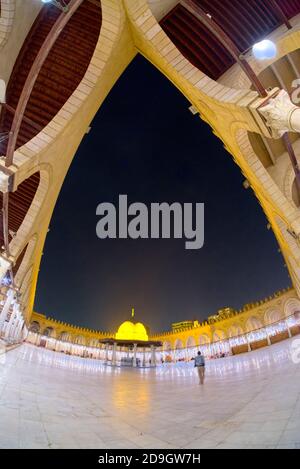 La moschea di AMR ibn al-as, chiamata anche moschea di AMR, fu originariamente costruita nel 641–642 d.C., come centro della capitale appena fondata dell'Egitto, F. Foto Stock