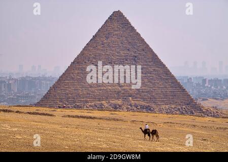 La Piramide di Menkaure è la più piccola delle tre piramidi principali di Giza situata sull'altopiano di Giza, nella periferia sud-occidentale del Cairo, Egitto Foto Stock