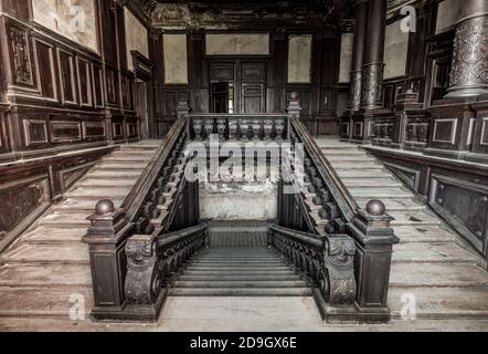 Scala con banisters in legno a Pałac w Bożkowie / Château De Bozkow / Palazzo Bozkow Foto Stock