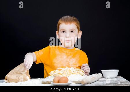 ritratto di un bambino in cucina Foto Stock