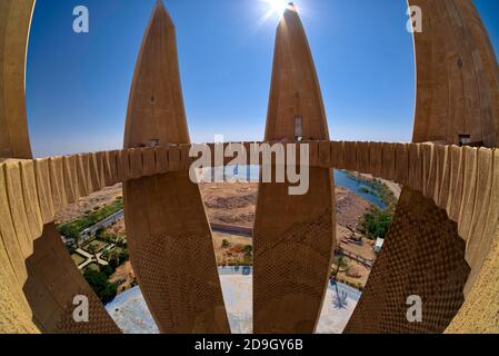 La Torre dei Fiori di Loto, conosciuta anche come la Torre dell'amicizia Sul fiume Assuan High Dam Nilo Assuan Egitto scultura particolare della parete interna raffigurante una Foto Stock