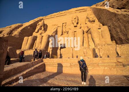 Tutte le statue rappresentano Ramesse II, sedute su un trono e con la doppia corona dell'Egitto superiore e inferiore. La statua a sinistra dell'ingresso wa Foto Stock