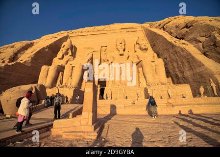 Contiene due templi, scolpiti in una montagna, che sono stati costruiti dal faraone Ramesses II (1303-1213 a.C.). Il più grande dei due templi contiene f Foto Stock