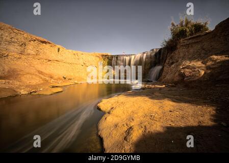 Cascate tra i laghi superiore e inferiore nel Wadi el-Raiyan (Wadi el-Rayyan), Egitto preso @Cairo, Egitto Foto Stock