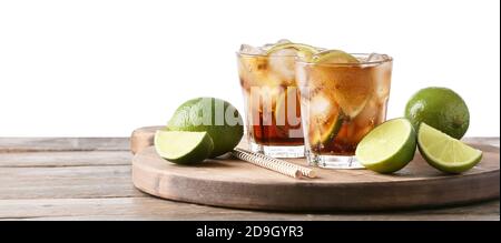 Bicchieri di gustoso cocktail Cuba Libre sul tavolo contro il bianco sfondo Foto Stock