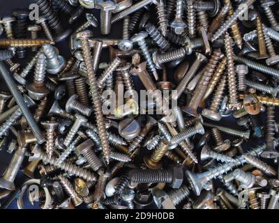 serie di molti bulloni, dadi, viti, rondelle Foto Stock