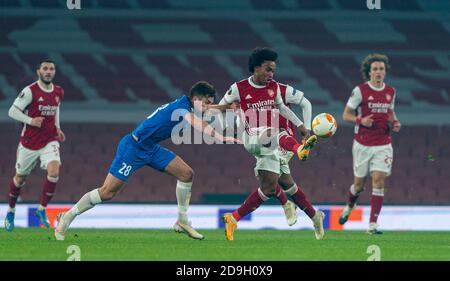 Londra, Regno Unito. 6 Nov 2020. L'Arsenal's Willian (C) si distacca dal Kristoffer Haugen di Molde (2° L) durante la partita UEFA Europa League Group B tra l'Arsenal FC e la Molde FK all'Emirates Stadium di Londra, Gran Bretagna, il 5 novembre 2020. Credit: Xinhua/Alamy Live News Foto Stock